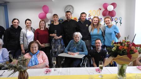 Skupinski posnetek vodstva doma s slavljenko